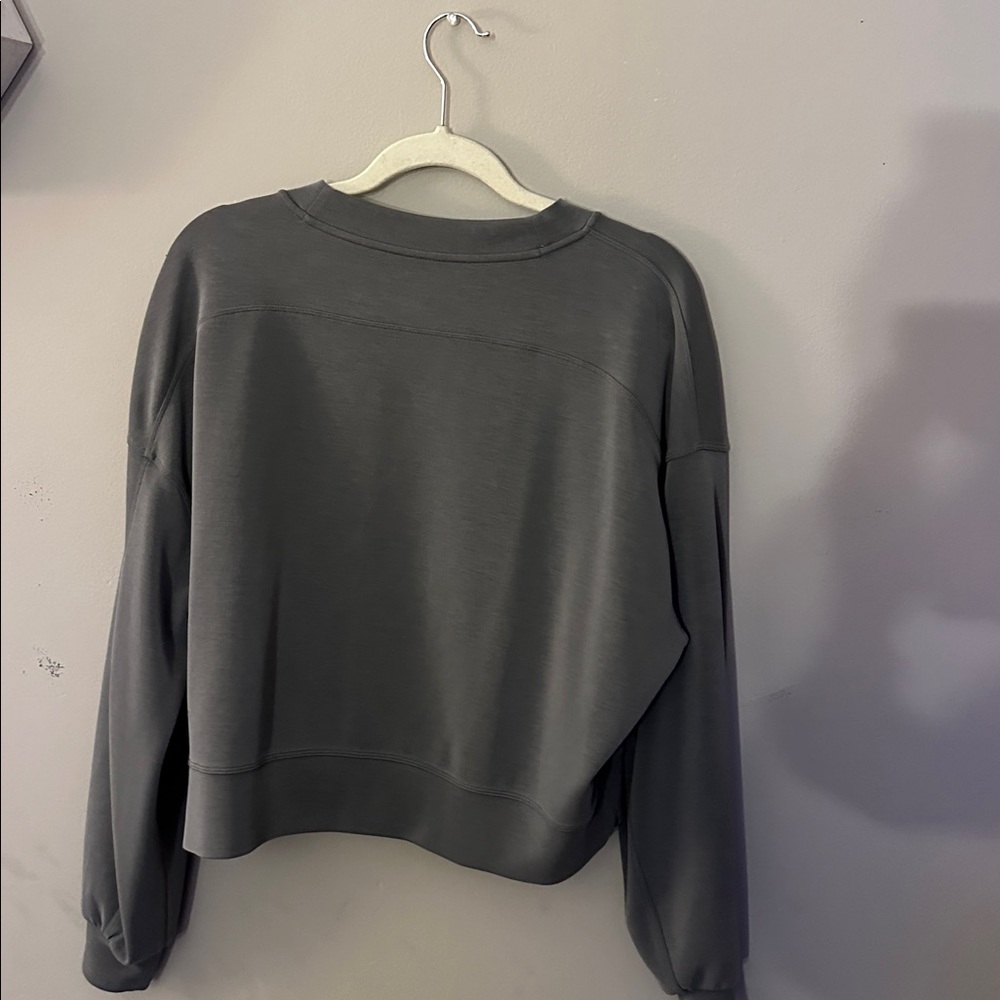 Lululemon green soft stream crew neck! Size 6 no flaws - Picture 3 of 3